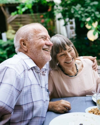 Ein aelteres, glueckliches Paar macht sich Gedanken rund um die Pensionierung.